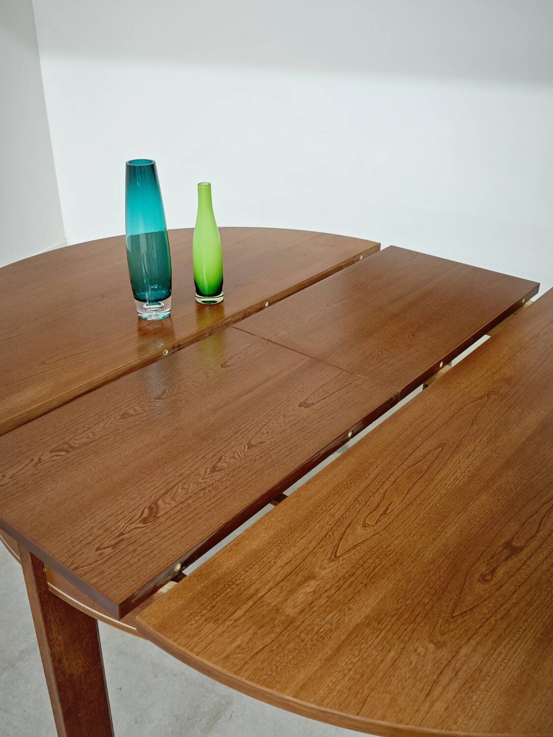 Extendable table with integrated Scandinavian style Self