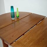 Extendable table with integrated Scandinavian style Self