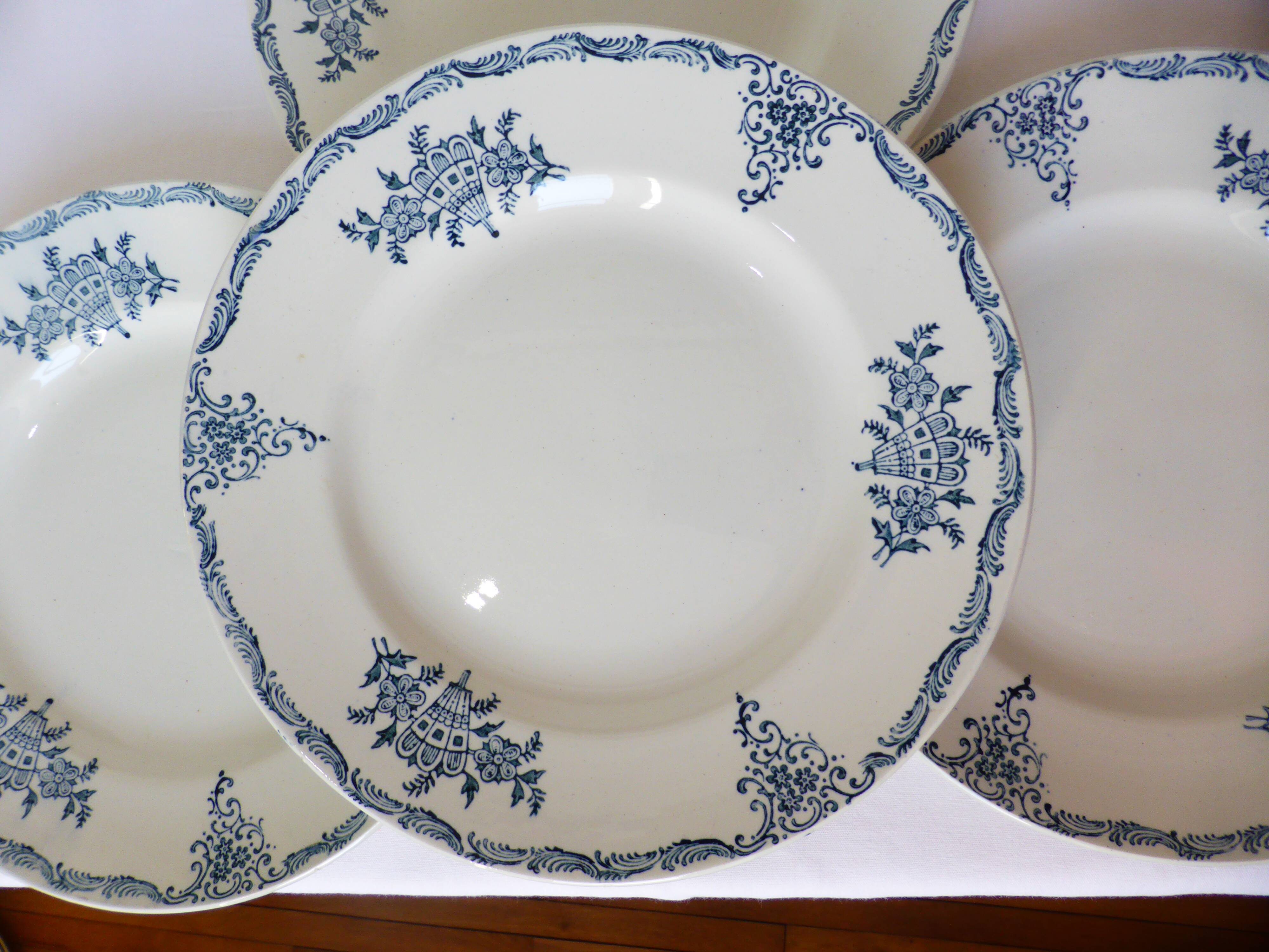 4 flat plates made of St Amand ironstone 220530