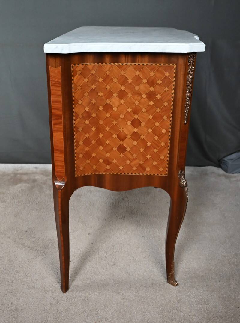 Commode sauteuse en marqueterie, style Transition Louis XV - Louis XVI – milieu XXe