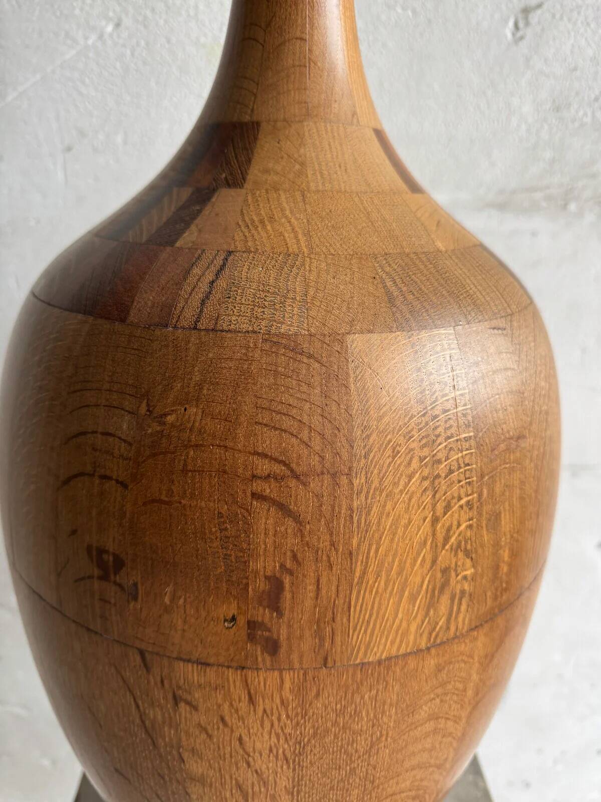 Vase sculptural haut en bois massif, finition brun naturel, objet d'art minimaliste tourné, 73,5 cm