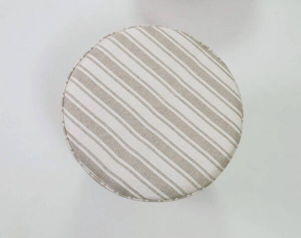 Pouf vintage avec des rayures, style ottoman, repose-pieds pour fauteuil.