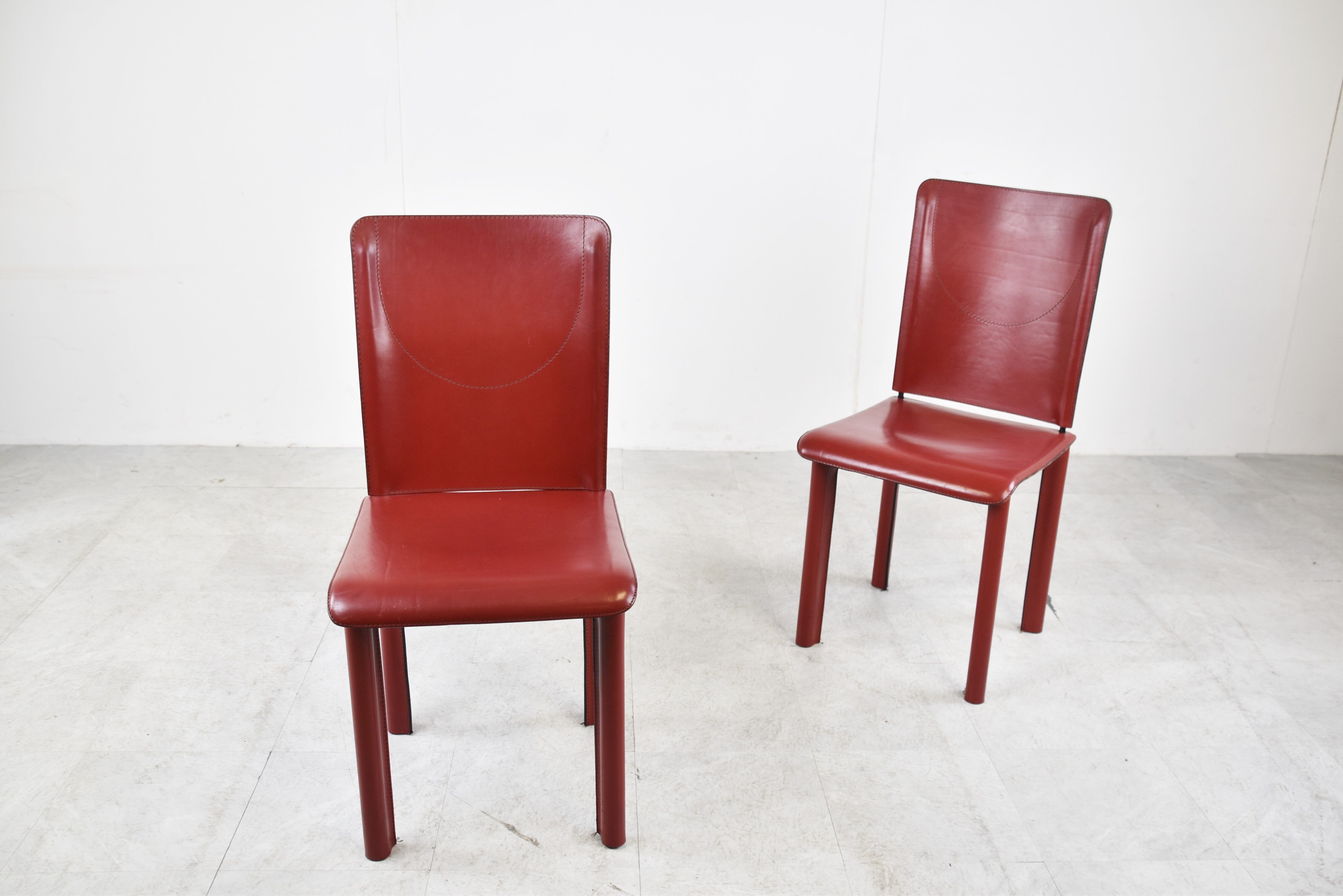 Lot de 6 chaises de salle à manger en cuir rouge fabriquées en Italie, années 1980