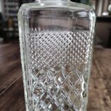 Square whisky decanter in faceted glass and airtight cap