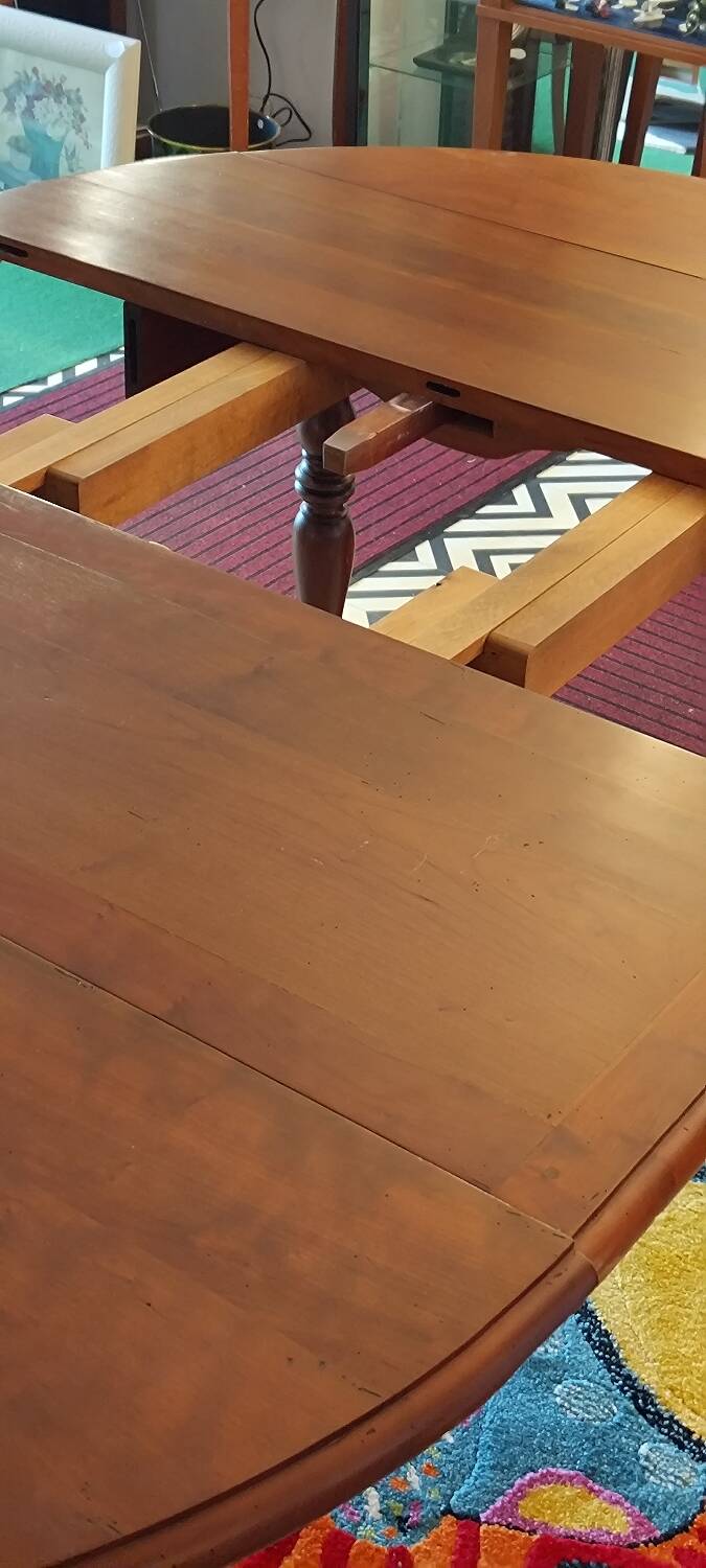 Drop-leaf table with extensions