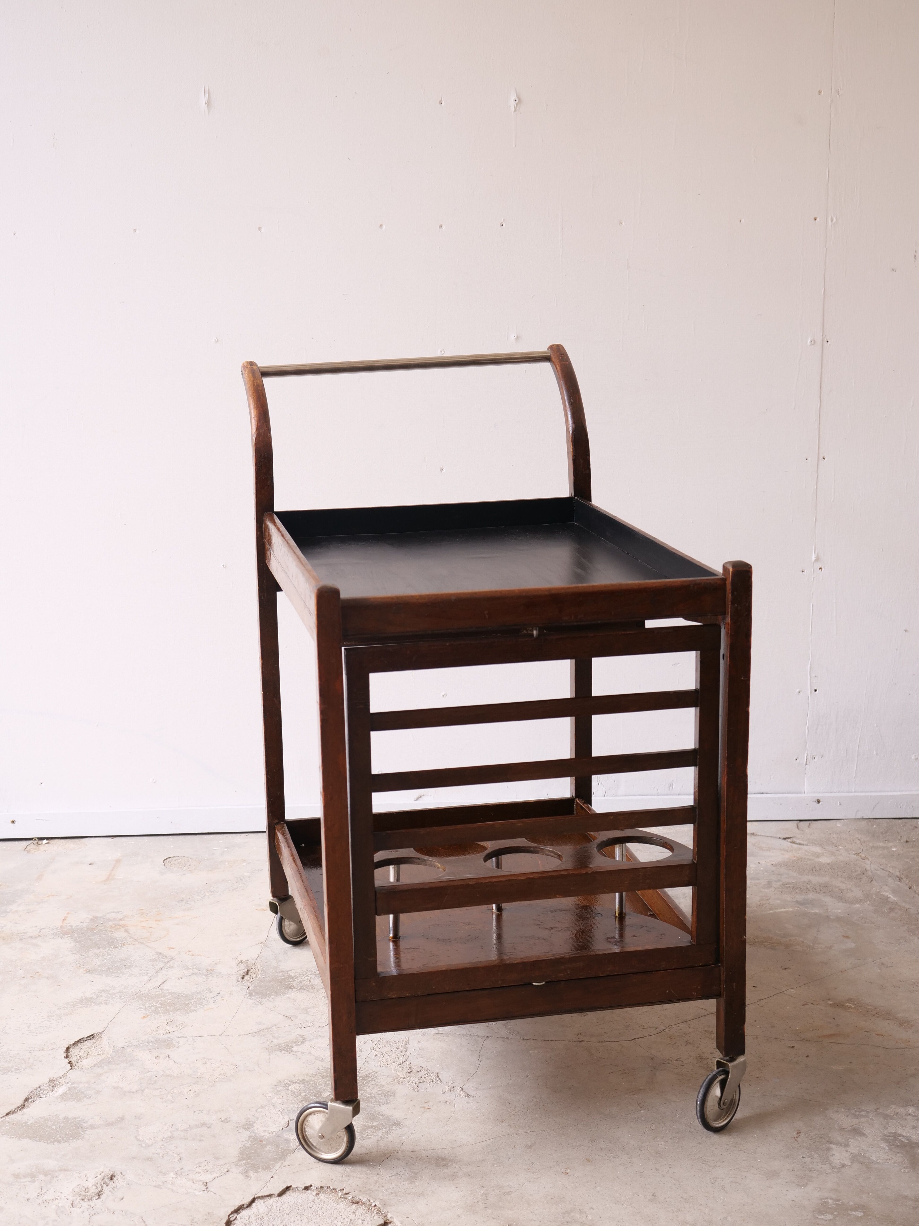 Serving art deco tork