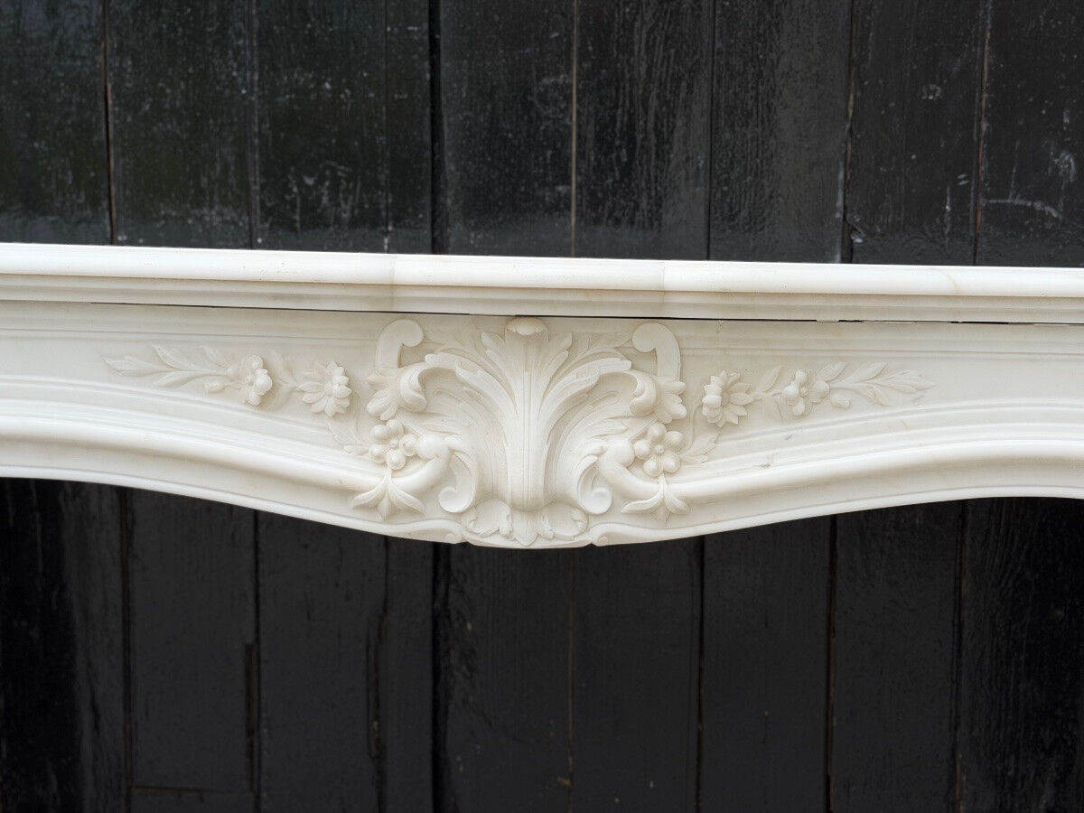 Cheminée de style Louis XV en marbre blanc de Thassos vers 1880