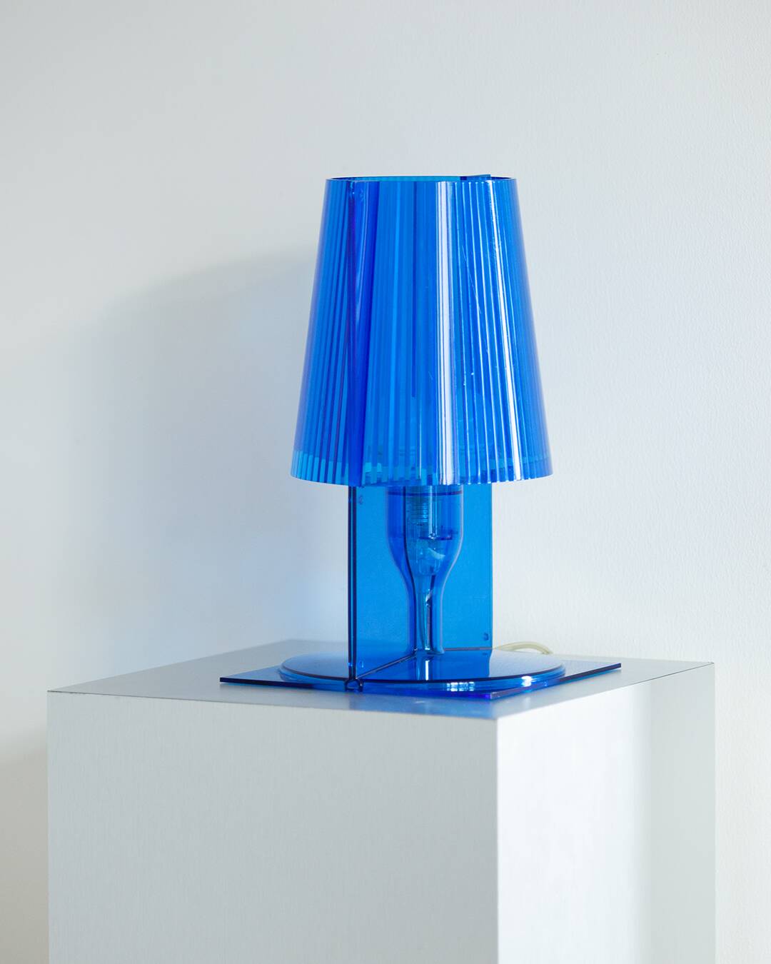 Kartell Take blue lamp