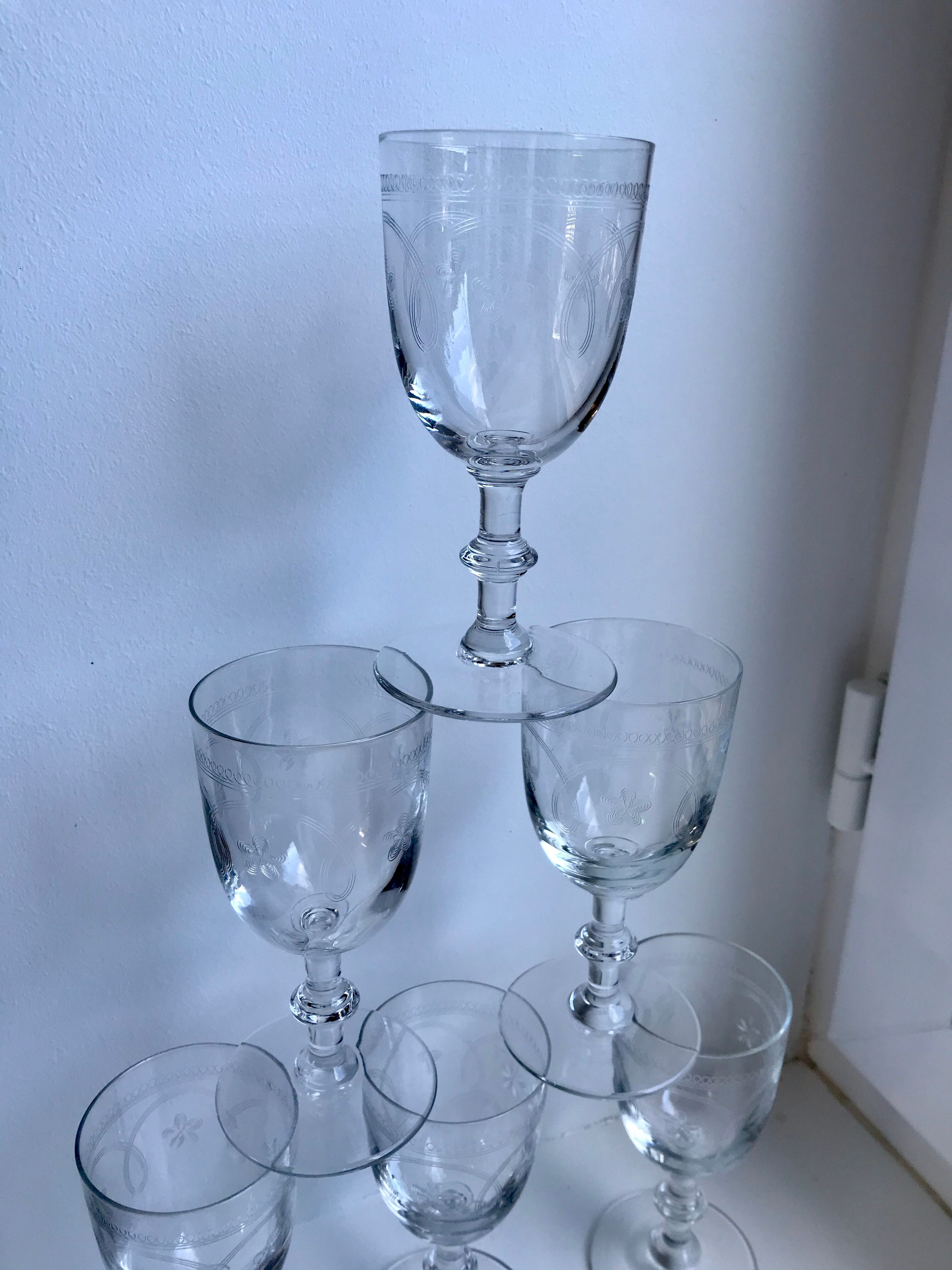 Set of 6 molded glass wine glasses, 20-30s