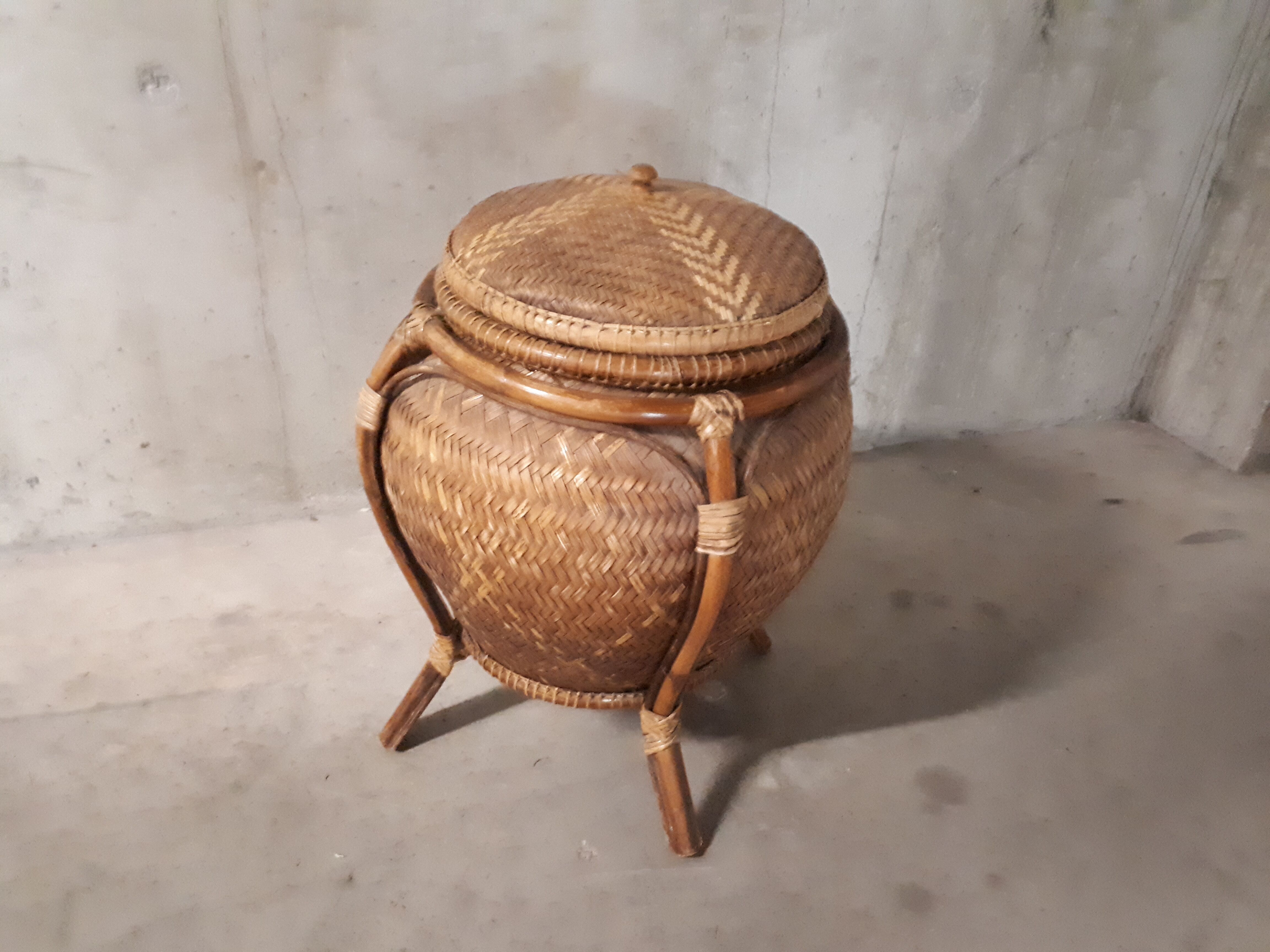 Panière en rotin des années 60