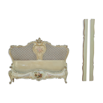 Cadre de lit en bois peint de style Louis XV