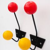 Paire de patères en métal noir et boules en bois rouge et jaune, années 1950