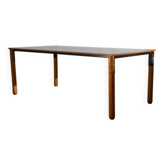Grande table en bois avec plateau de couleur vert mat et éléments en métal