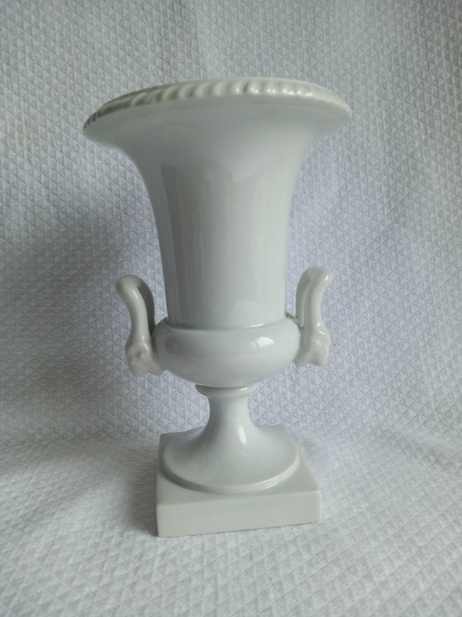 Ancien Vase Médicis en porcelaine blanche – style néoclassique –XIXᵉ