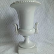 Ancien Vase Médicis en porcelaine blanche – style néoclassique –XIXᵉ