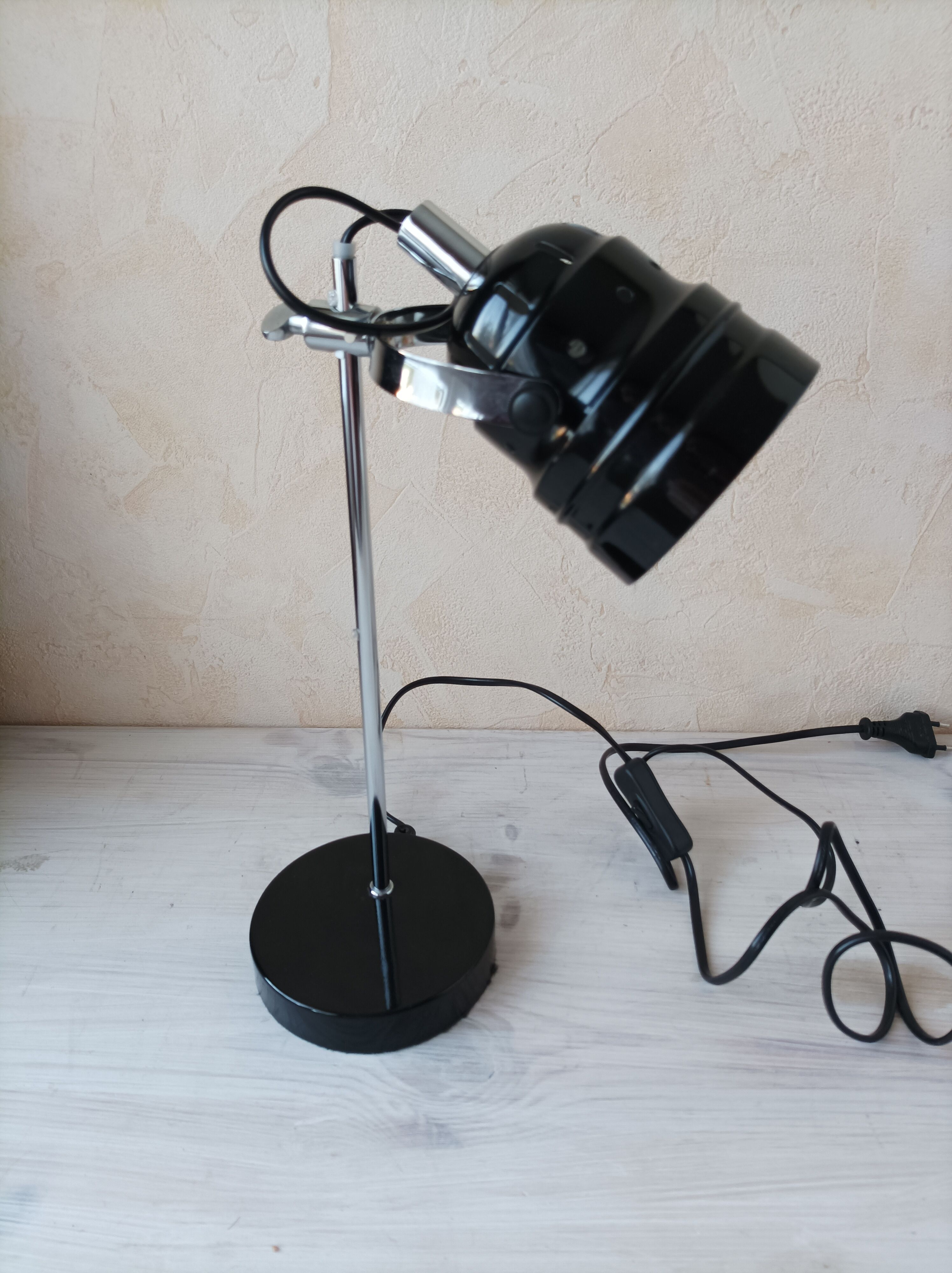 Adjustable desk lamp