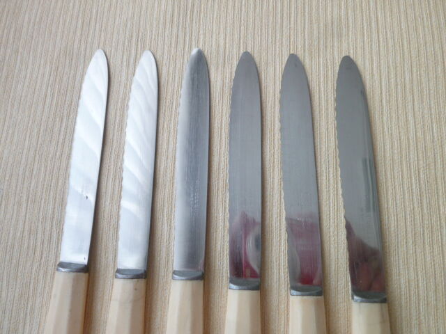 Set of 6 Pradel table knives stainless steel serrated blades, bakelite handles