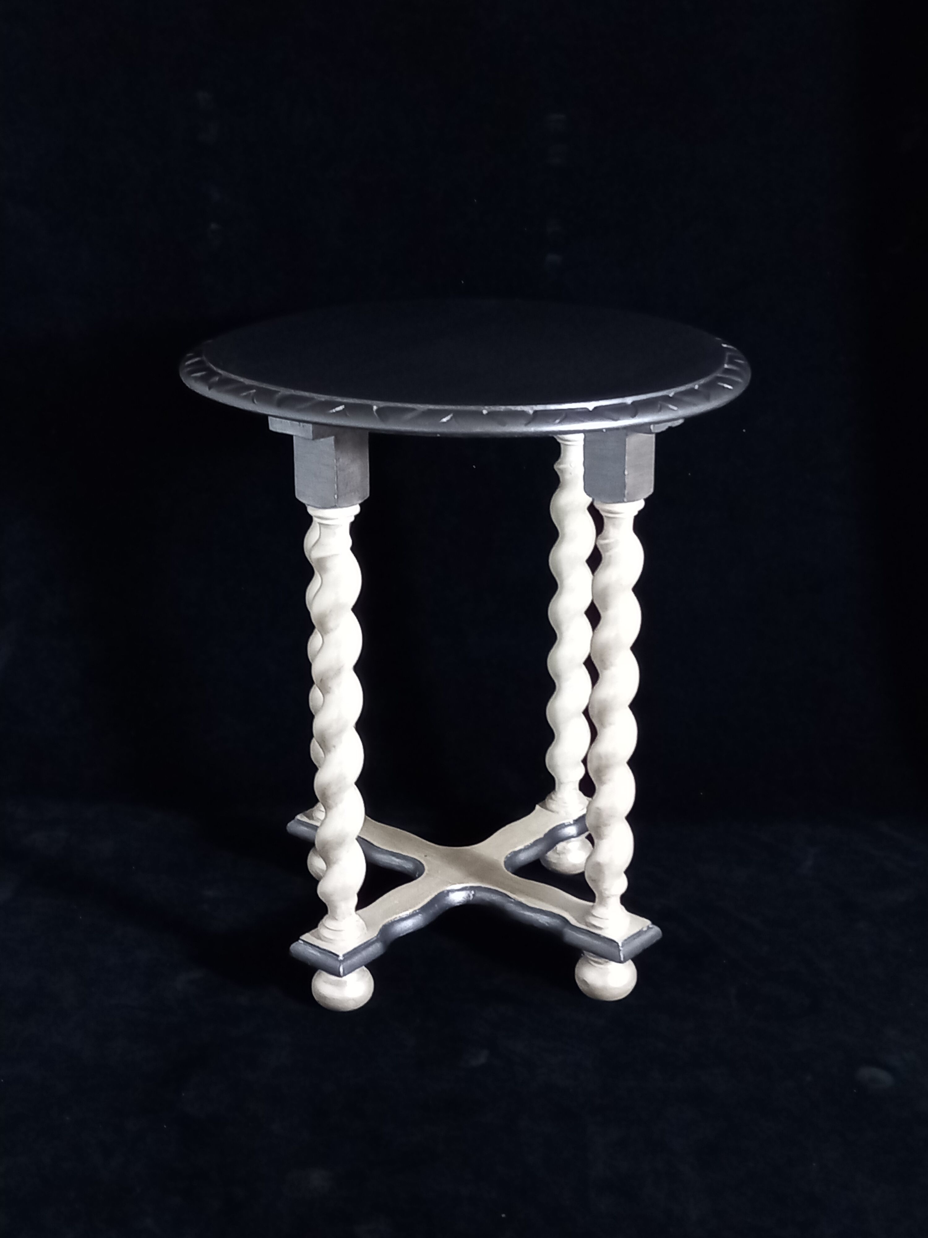 Pearly side table with twisted feet
