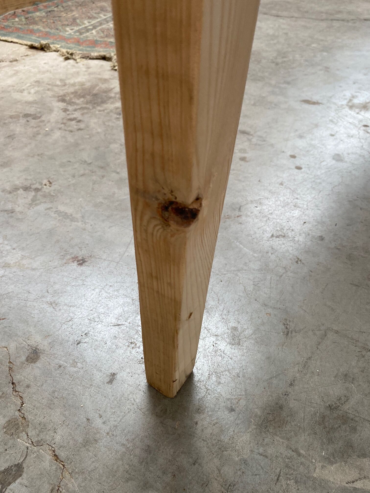 Farmhouse table spindle legs