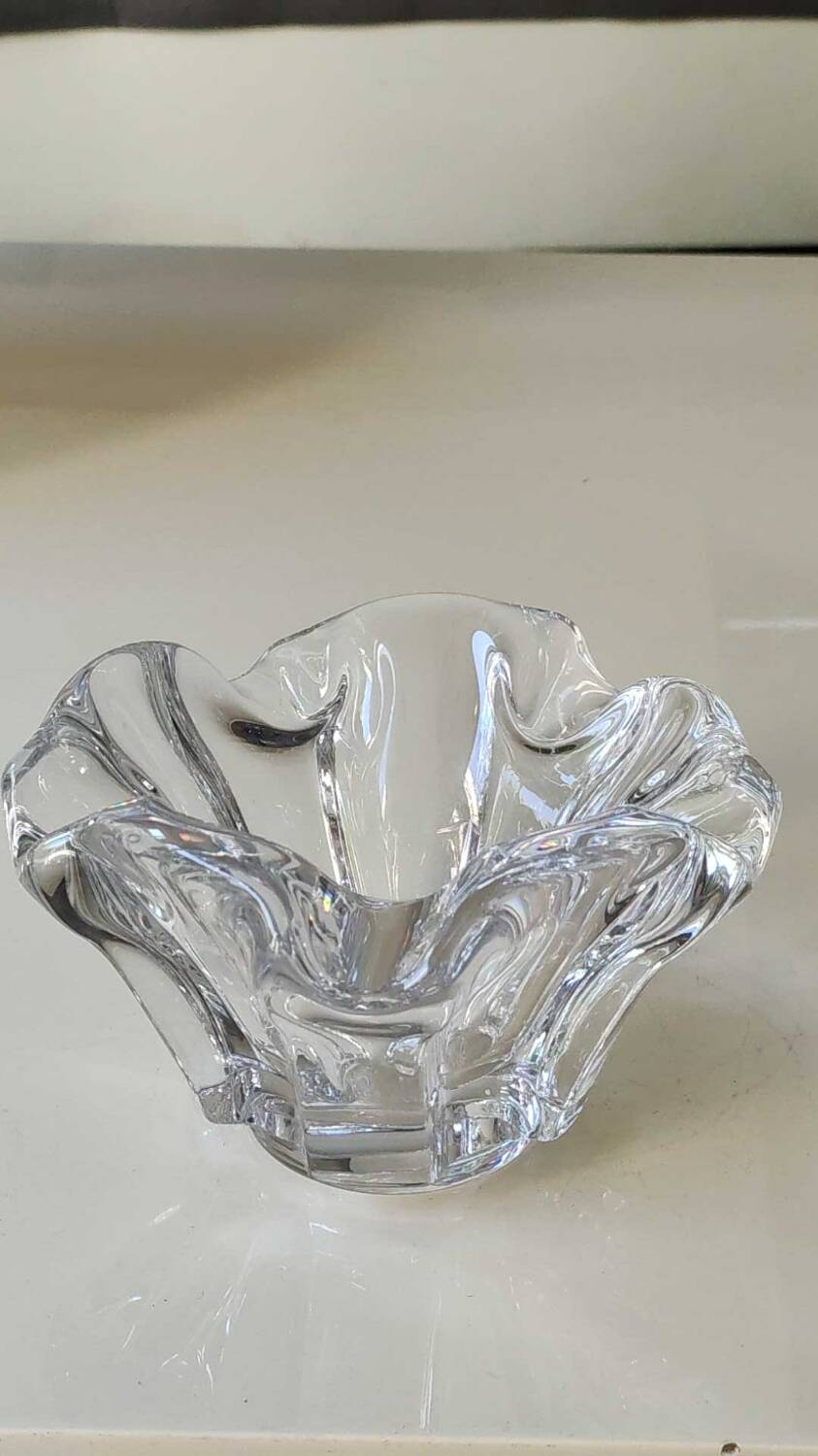 Empty Pocket/Organic floral shape ashtray/Corolla in transparent crystal. Baccarat style