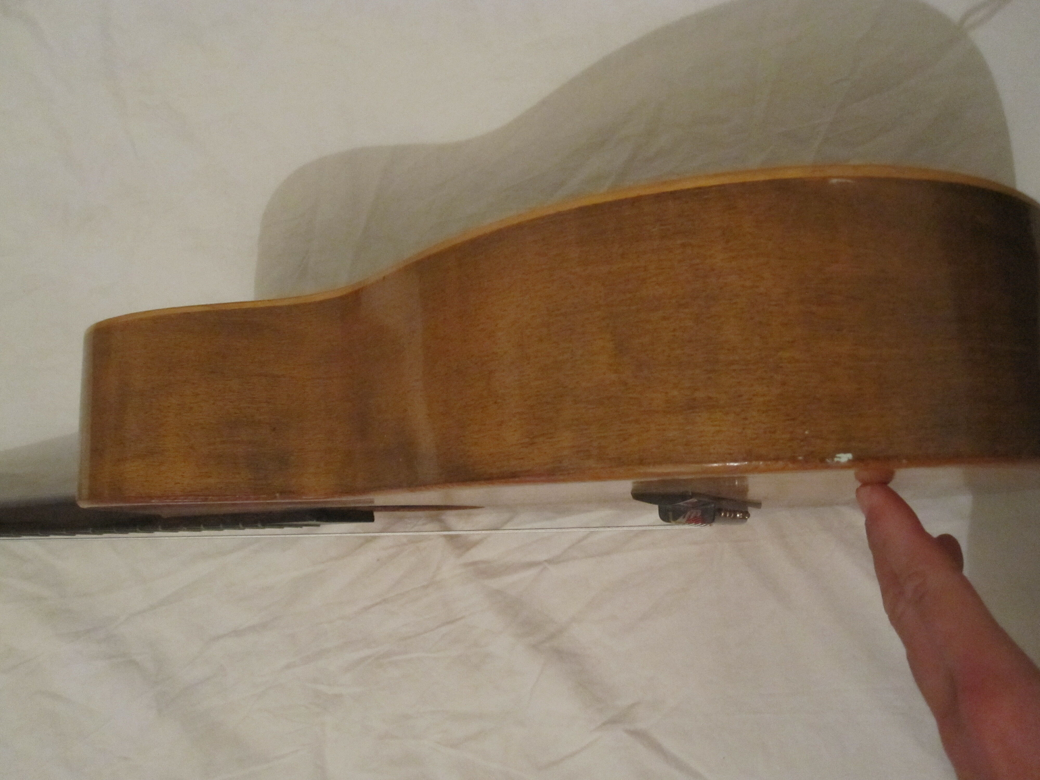 Guitar luthier Gérôme