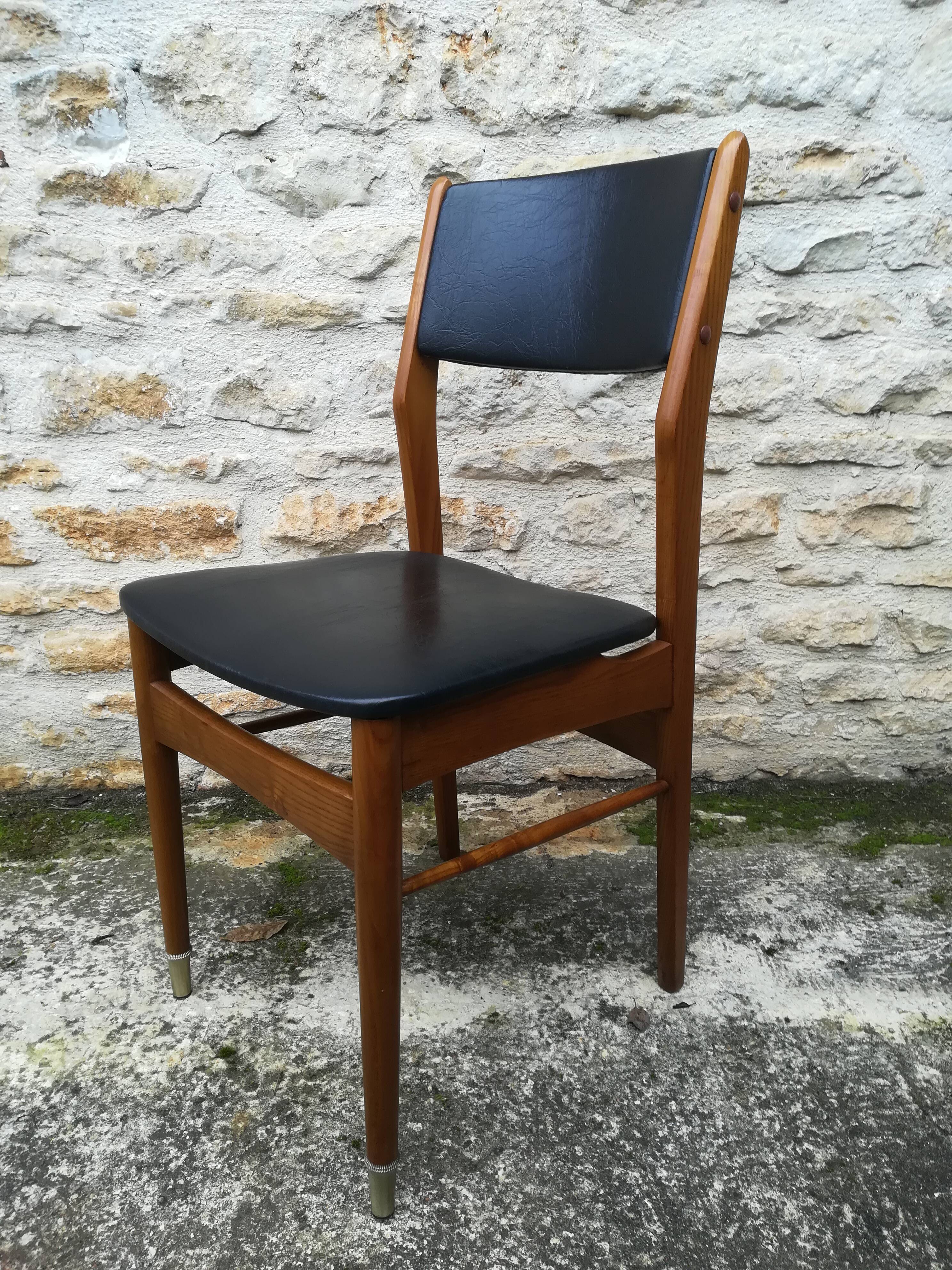 Scandinavian chairs in skaï