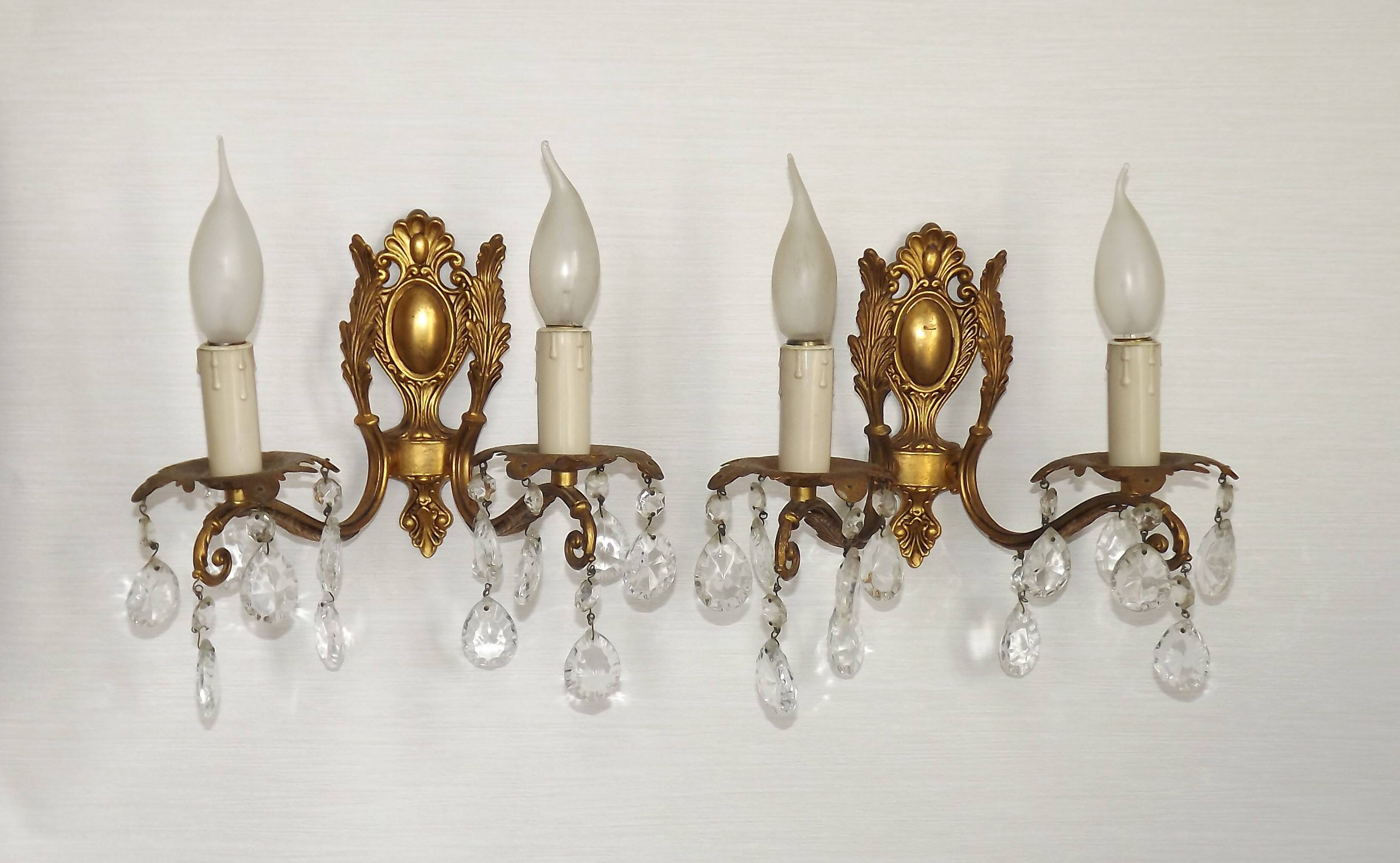 Paire de appliques murales en bronze traditionnel français avec des gouttes en cristal