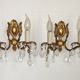 Paire de appliques murales en bronze traditionnel français avec des gouttes en cristal
