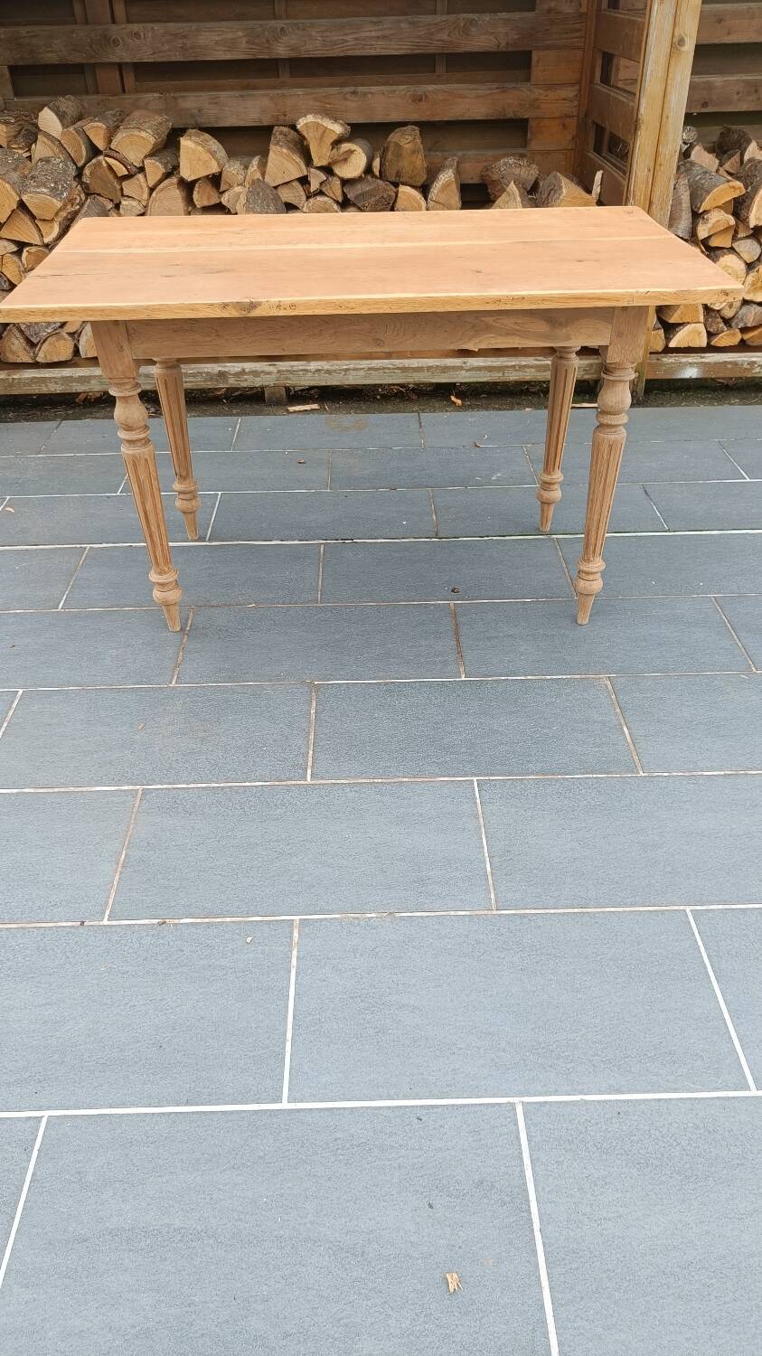 Antique light oak table with turned legs – chic country style