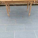 Antique light oak table with turned legs – chic country style