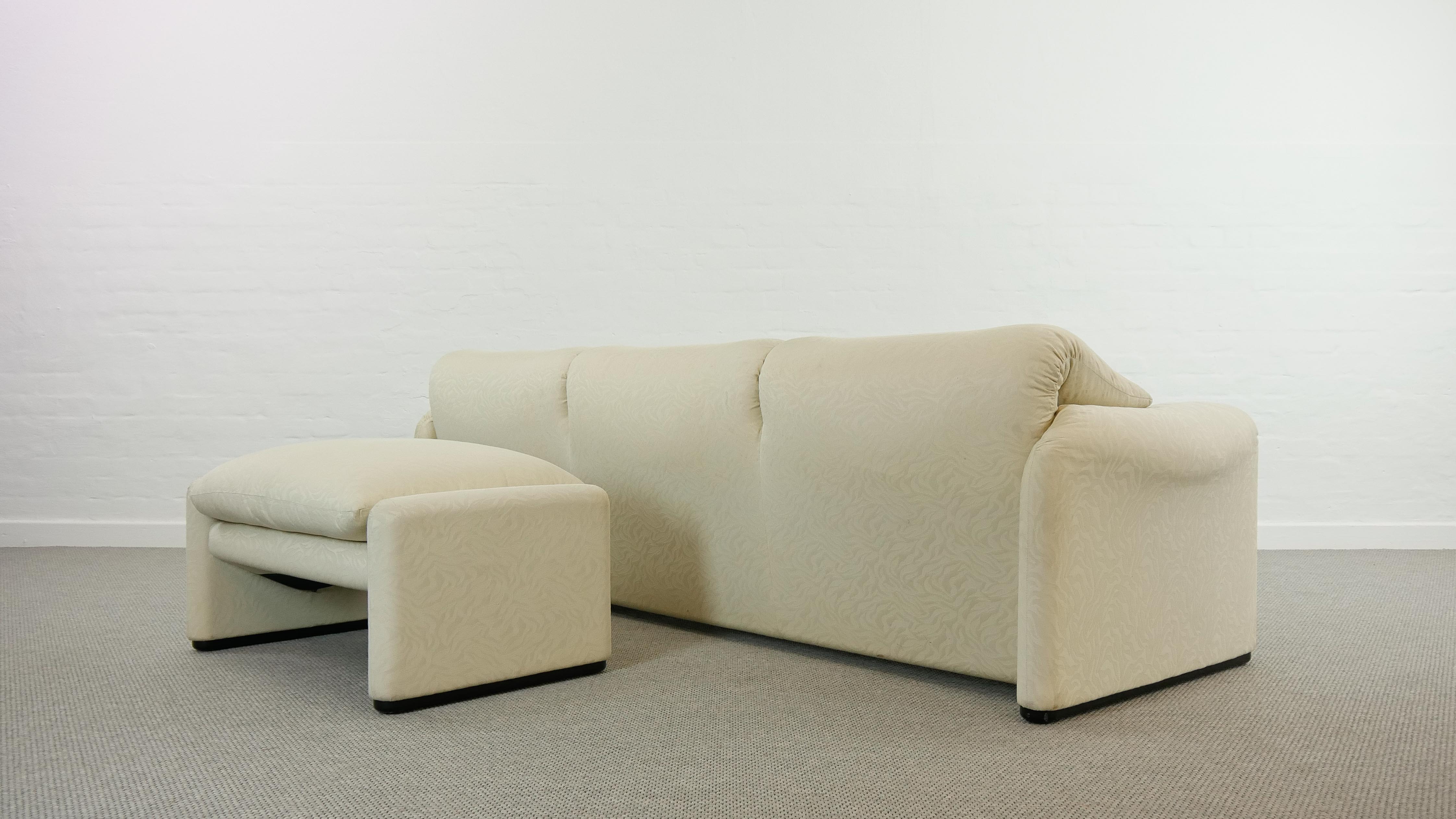 Maralunga 3-seat Sofa with Footrest in offwhite by Vico Magistretti for Cassina, Italy
