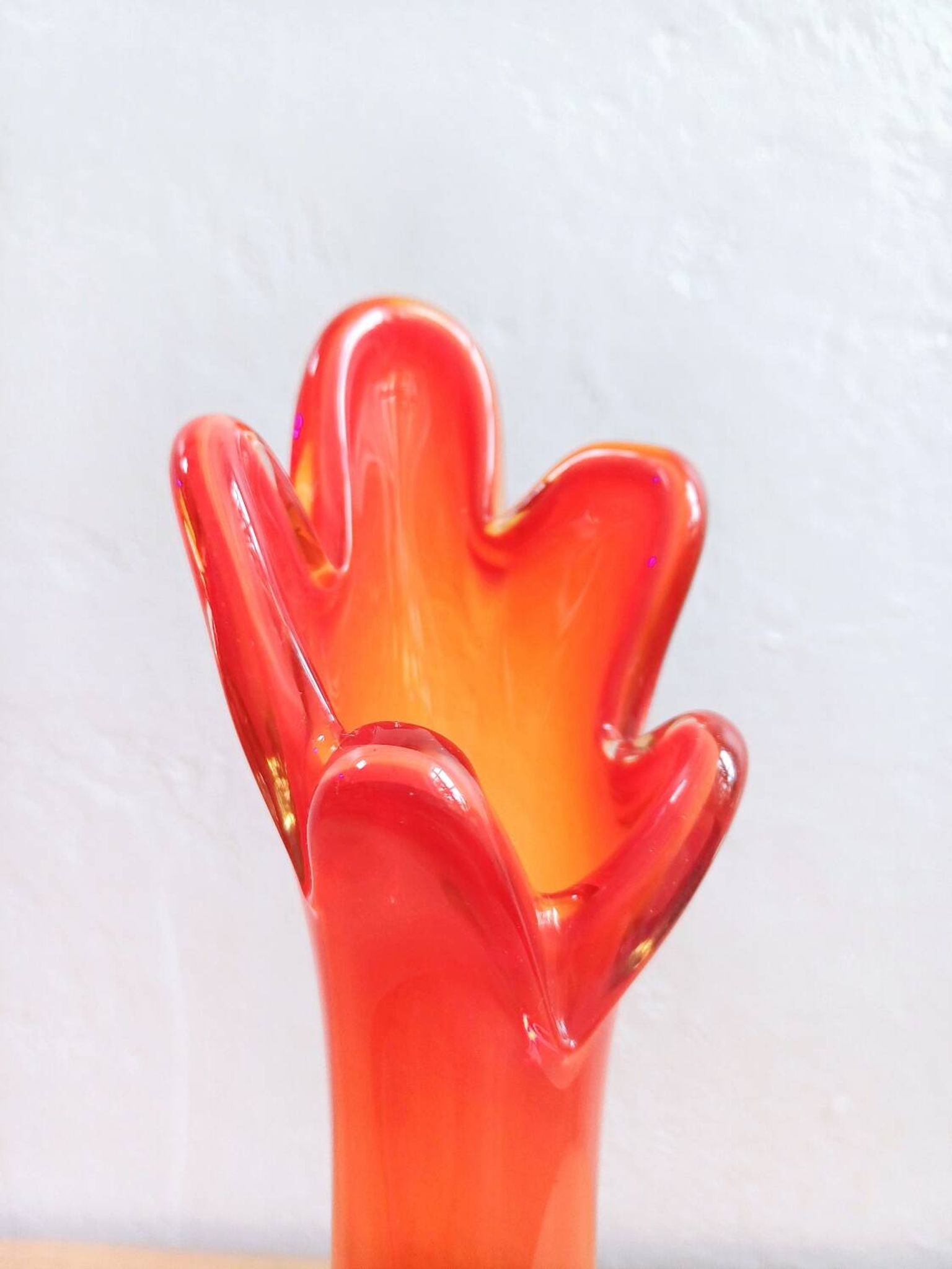 Vase vintage en verre soufflé à la main Amberina – Style moderne du milieu du siècle