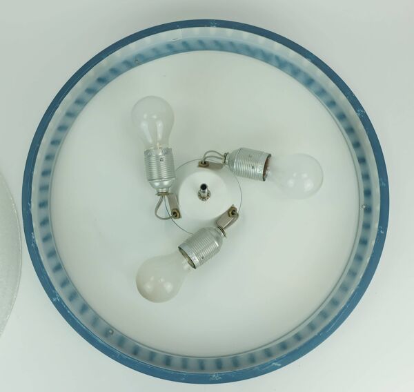Rare grande lampe de plafond par Hillebrand années 1960 en verre texturé et cadre en métal bleu.