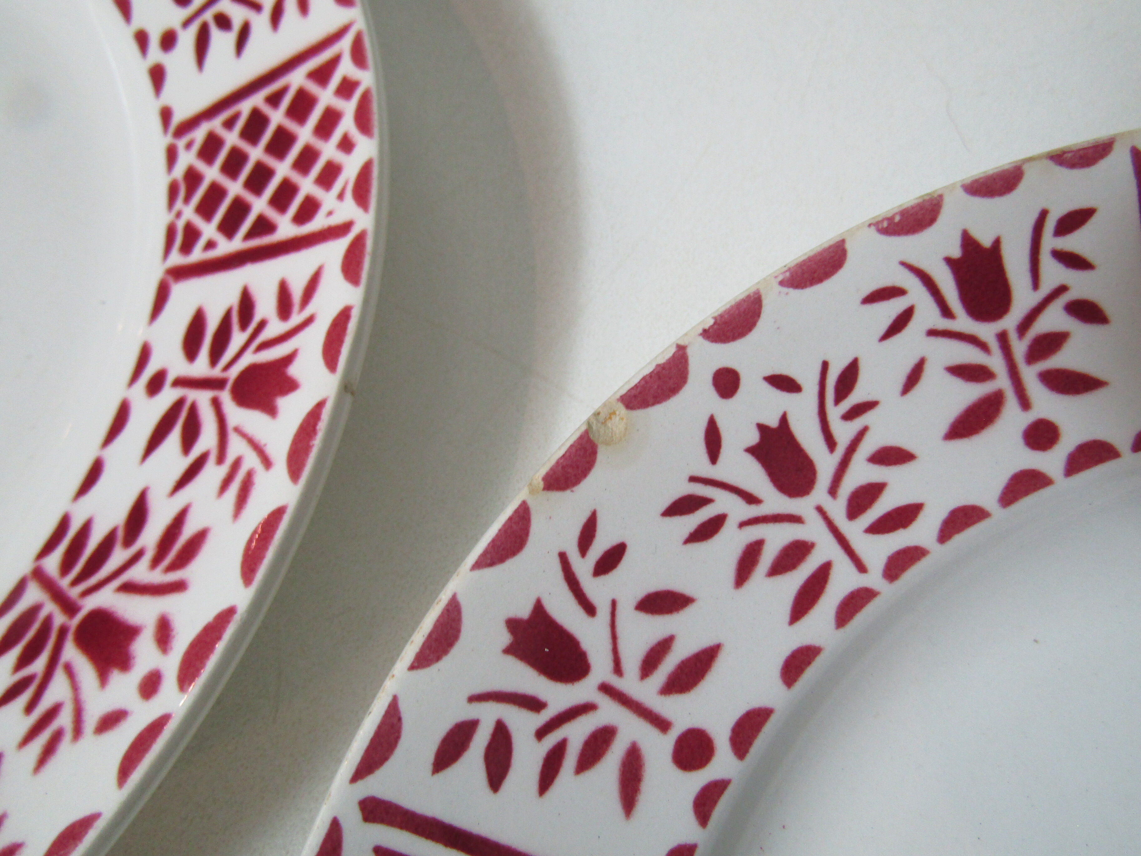 8 flat plates Moulin des Loups model red stone