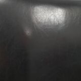 Fauteuil en skaï noir, années 1960