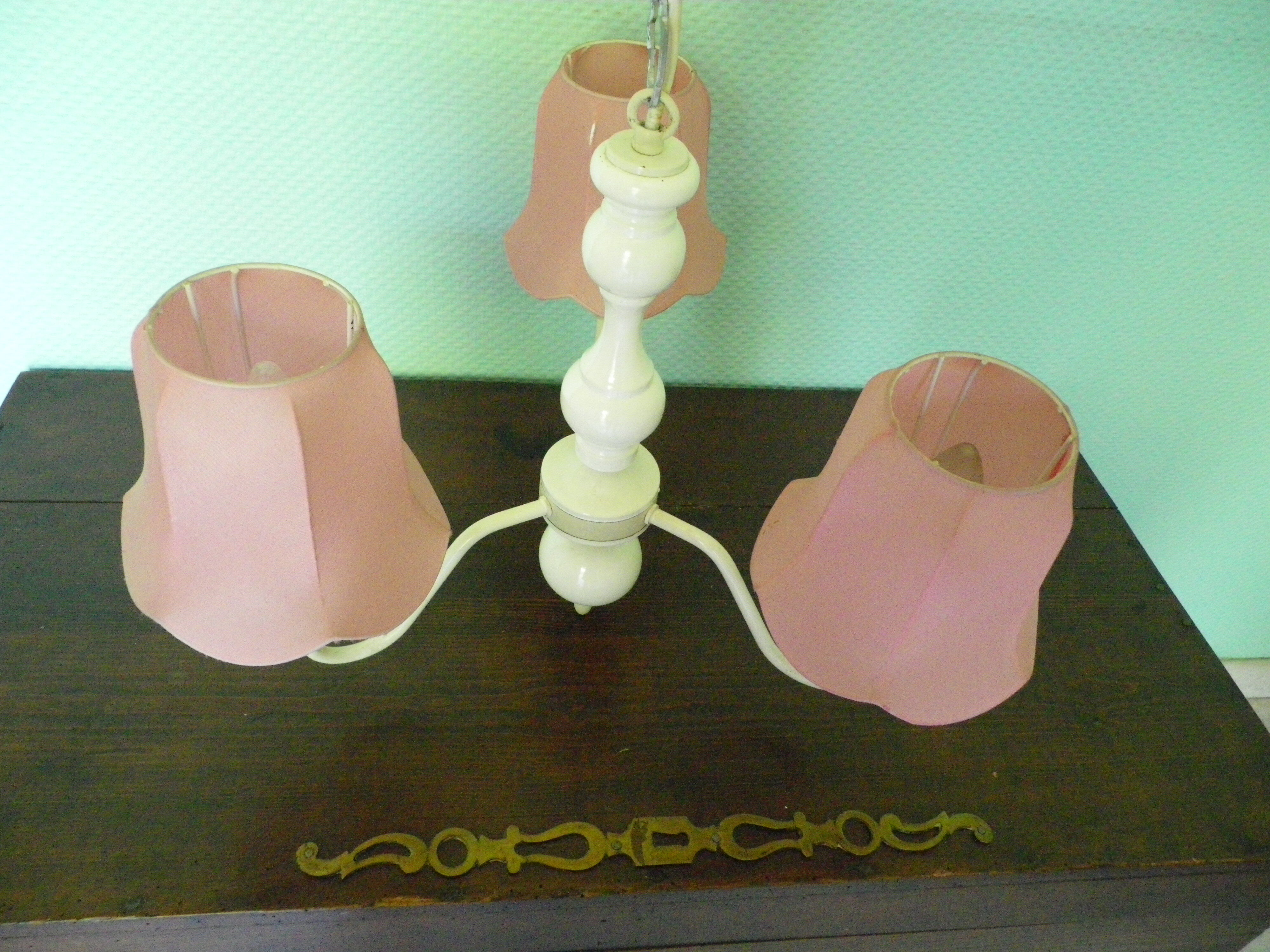 Lasuffed white metal suspension - 3 pink lampshades