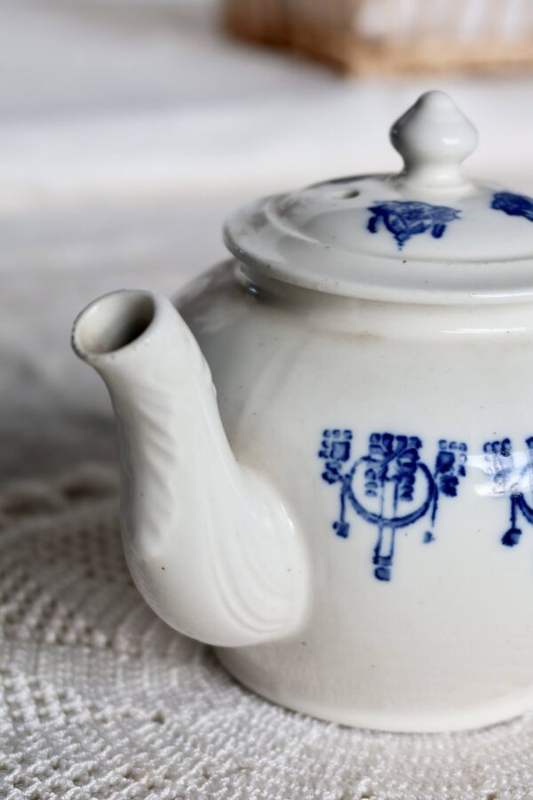 Théière ancienne Saint-Uze terre d'acier motif bleu cobalt