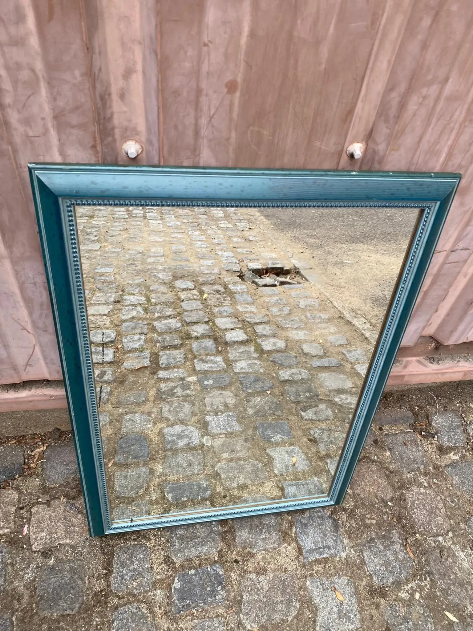 Miroir mural en bois bleu pétrole patiné et perlé