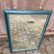 Miroir mural en bois bleu pétrole patiné et perlé