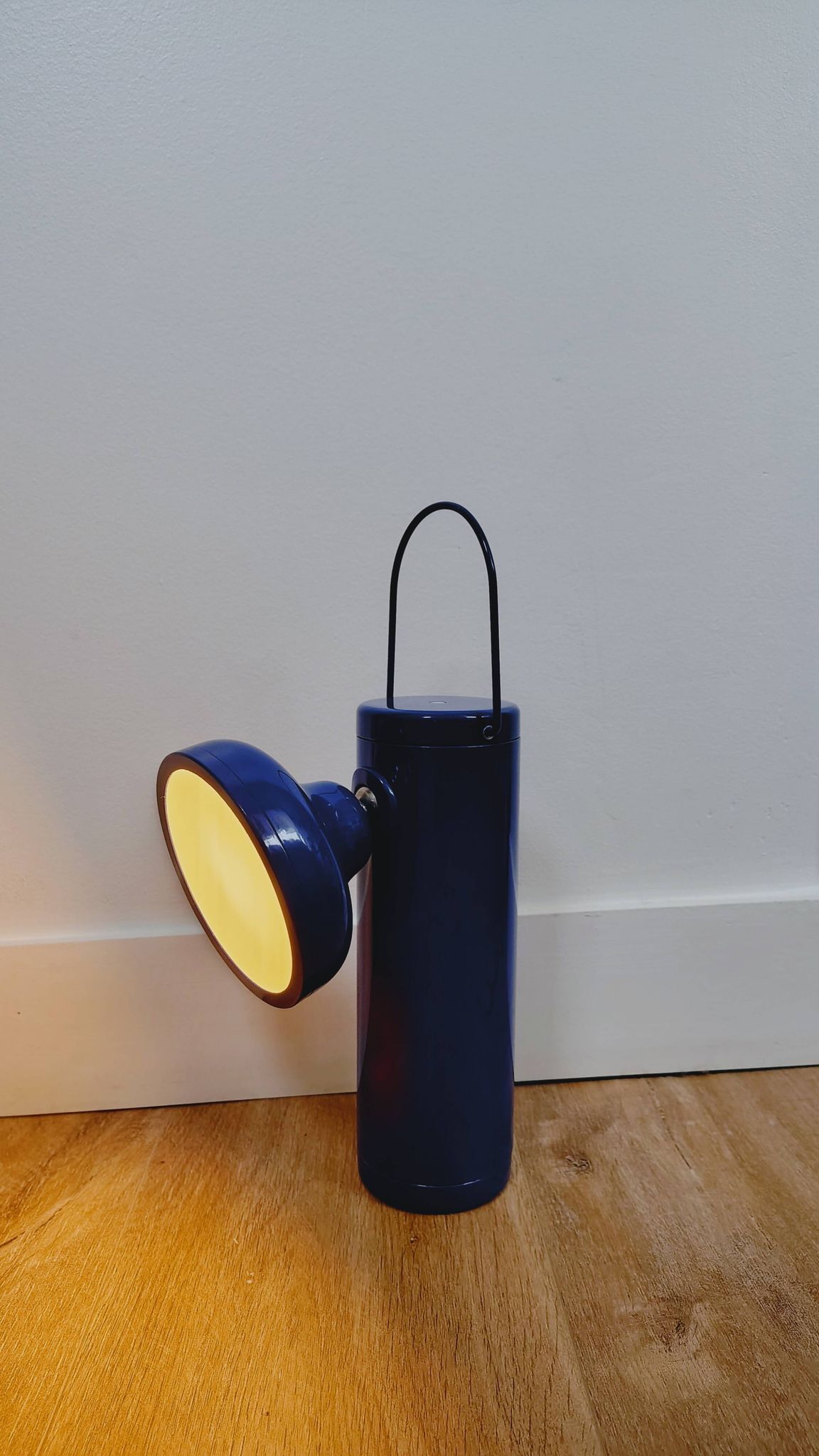 M Lamp de David Irwin, Éditeur Juniper, Lampe sur batterie portative nomade