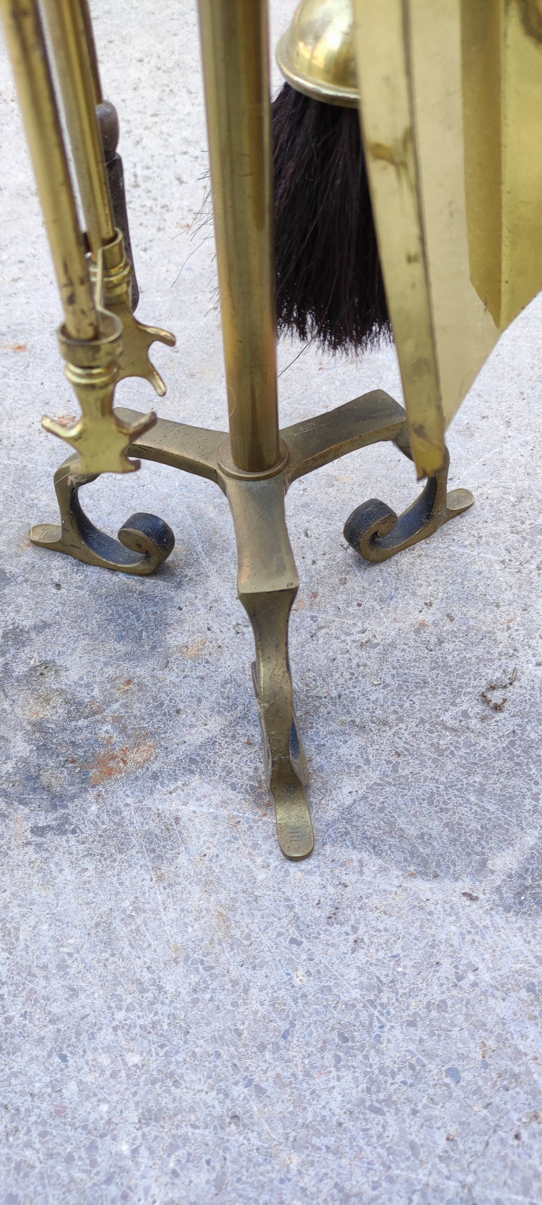 Serviteur de cheminé en bronze doré décor équestre, cheval