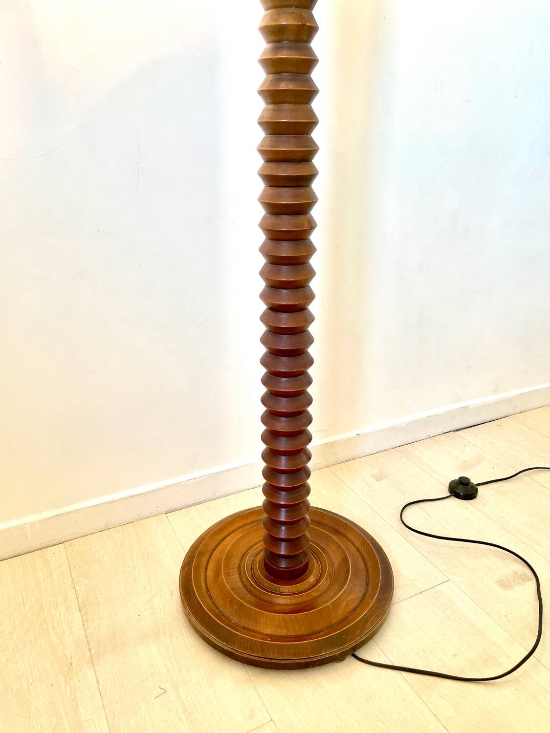 Lampadaire français en chêne tourné 1950