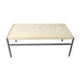 Table basse vintage 70 en résine moulé et métal chromé