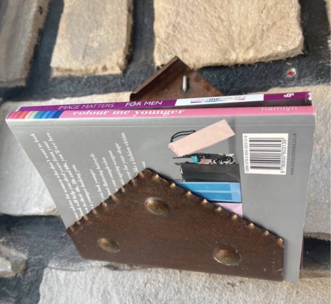 Porte-revues ou porte-courriers mural vintage 1960’s en métal marron