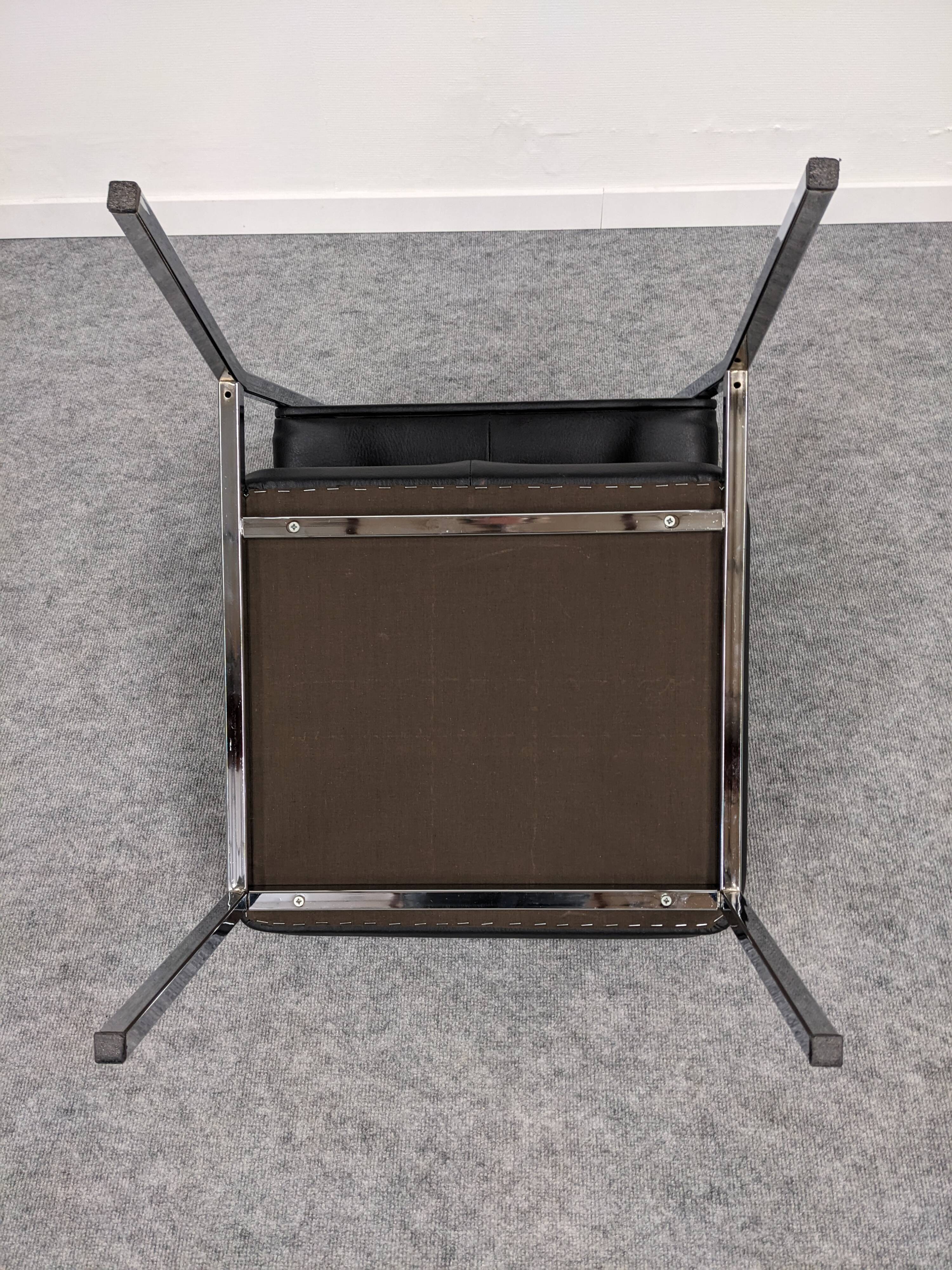 Série de 4 chauffeuses modernistes, années 70-80
