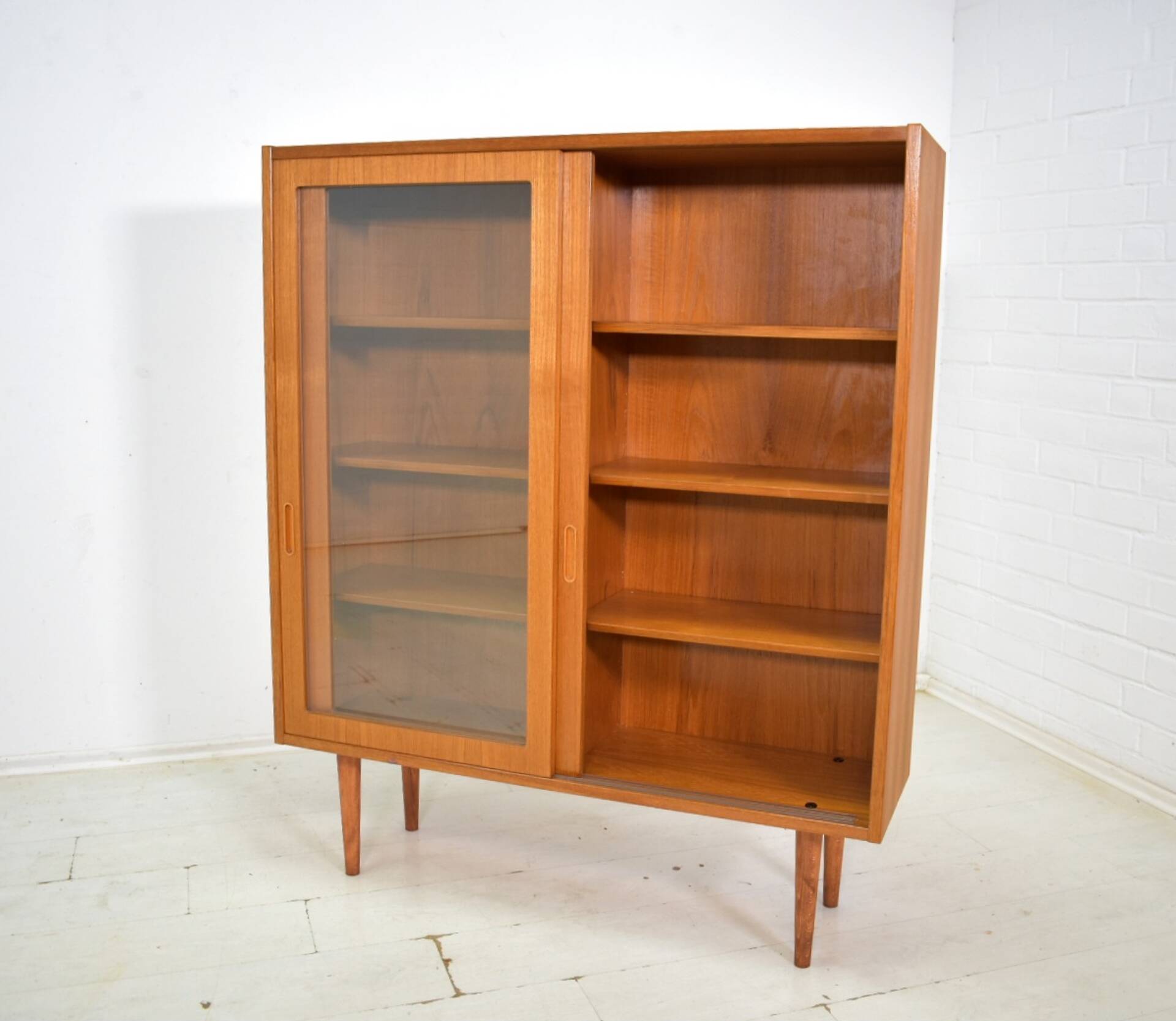 Showcase by Poul Hundevad 1960s skandinavian Teak Danish Highboard