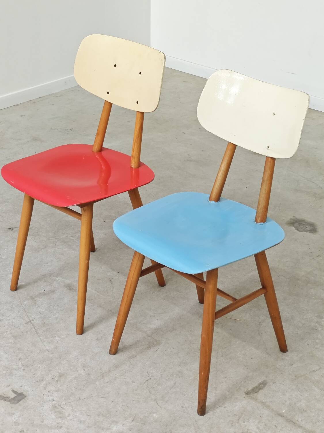 Paire de chaises bois TON Bystrice Thonet rouge et bleu