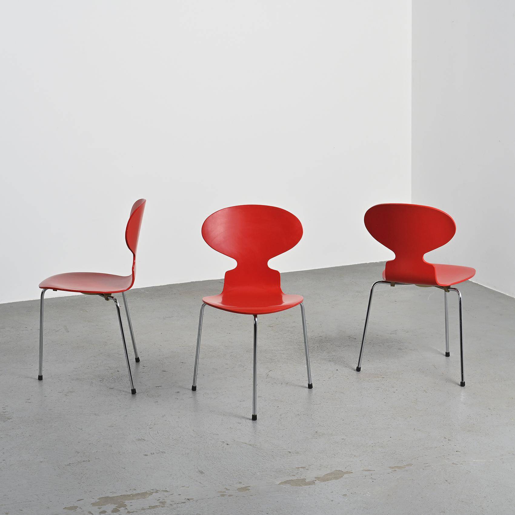 Ensemble de trois chaises "Fourmi", Arne Jacobsen, 1974