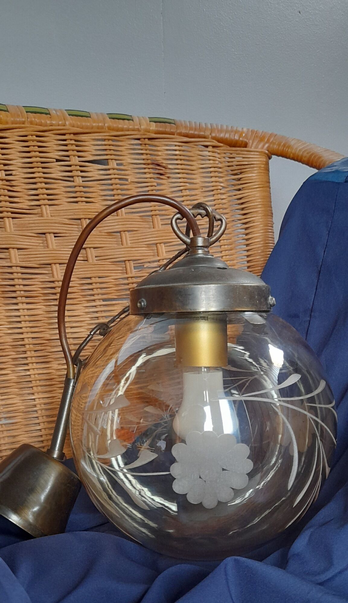 Vintage globe suspension in amber glass, chiseled floral decoration - 80s