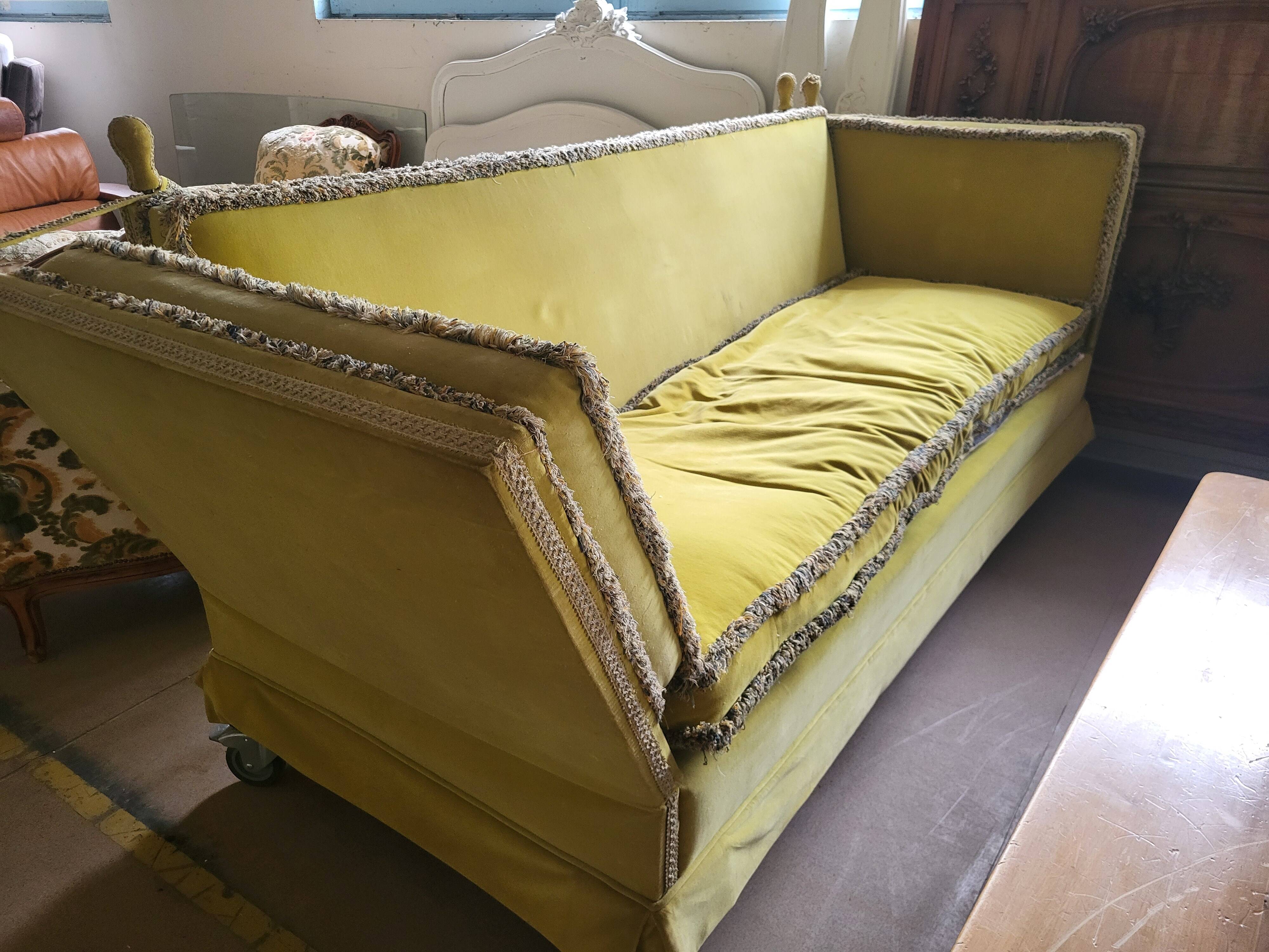 Napoleon III velvet canapé in green – 19th century